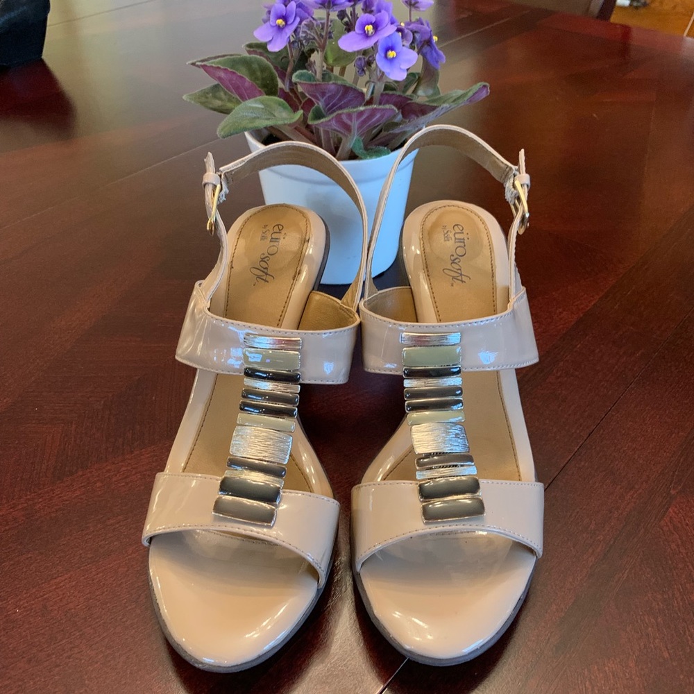 Cute comfy mint condition wedges!